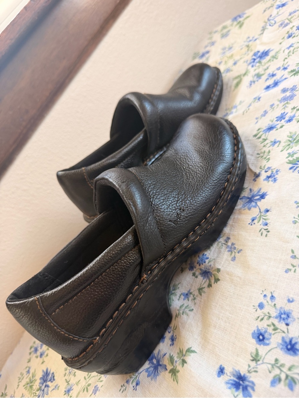b.o.c. Women's Black Leather Slip-On Clogs
